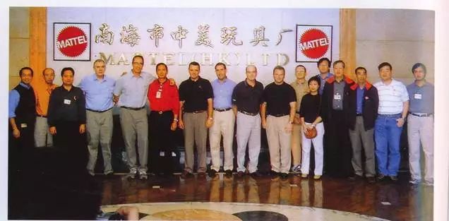 Mattel executives took a group photo with Chinese leaders in 2003